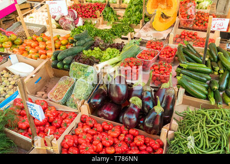 La verdura fresca e insalata per la vendita su un mercato a Palermo, Sicilia Foto Stock