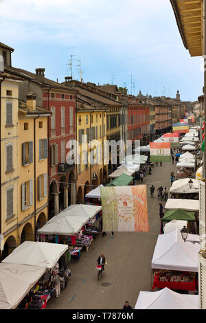 Reggio Emilia: tratto di via Emilia San Pietro con le bancarelle del mercato. [Ita] Reggio Emilia: tratto di Emilia San Pietro road con il mercato Foto Stock