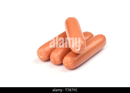 Quattro fresco bollito salsicce isolato su sfondo bianco. Spazio di copia Foto Stock