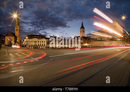 Il traffico di notte - lo skyline di Zurigo con il tram e vetture che vanno da - una lunga esposizione Foto Stock