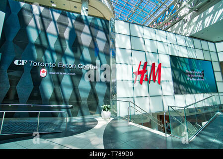 Toronto, Ontario, Canada-20 Marzo, 2019: CF Eaton Mall entrata su Dundas Square a Toronto Foto Stock