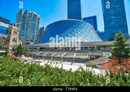 Toronto, Canada-12 Ottobre, 2018: Downtown Metro Plaza vicino e Roy Thompson Concert Hall, una casa per l'Orchestra sinfonica di Toronto e a Toronto Foto Stock