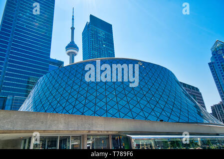 Toronto, Canada-12 Ottobre, 2018: Downtown Metro Plaza vicino e Roy Thompson Concert Hall, una casa per l'Orchestra sinfonica di Toronto e a Toronto Foto Stock