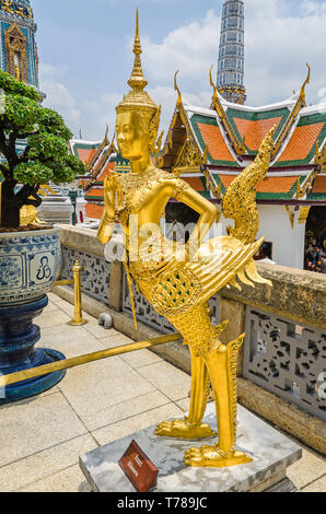 Bangkok, Tailandia - 18 Aprile 2018: Statua di un kinnara o Kinnorn - mitologico creatura metà umana e metà uccello - Wat Phra Kaew, il Tempio di Foto Stock