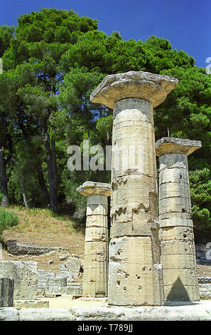 Antiche colonne doriche del Tempio di Hera, Olympia, Peloponneso, Grecia Foto Stock