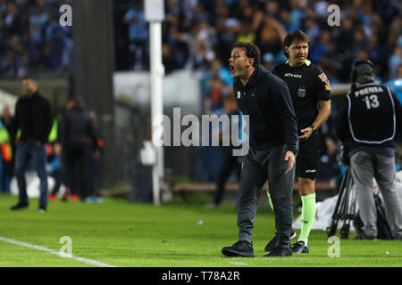 Buenos Aires, Argentina - 04 Maggio 2019: Gabriel MILITO (Estudiantes LP) grida ai suoi giocatori a Buenos Aires, Argentina Foto Stock