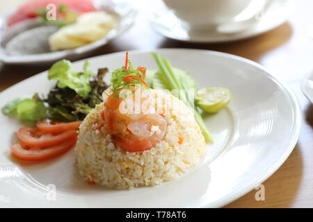 Riso fritto con gamberetti sul tavolo di legno Foto Stock