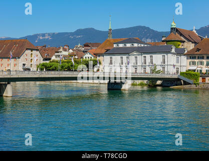 Solothurn, Svizzera - 10 Luglio 2016: edifici della parte storica della città di Soletta e il fiume Aare, vette delle Alpi del backgro Foto Stock