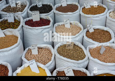 Legumi assortiti nel sacco per la vendita Foto Stock