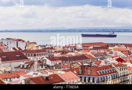 Visualizzare la Pombaline Downtown di Lisbona dal livello superiore terrazza di Santa è sufficiente sollevare, Lisbona, Portogallo Foto Stock