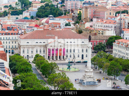 Vista della statua del Portogallo il re Dom Pedro IV e Dona Maria II teatro nazionale dall'ascensore de santa justa o santa solo un ascensore . Il Rossio Squ Foto Stock