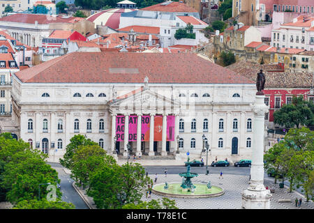 Vista della statua del Portogallo il re Dom Pedro IV e Dona Maria II teatro nazionale dall'ascensore de santa justa o santa solo un ascensore . Il Rossio Squ Foto Stock