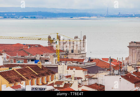 Visualizzare la Pombaline Downtown di Lisbona dal livello superiore terrazza di Santa è sufficiente sollevare, Lisbona, Portogallo Foto Stock