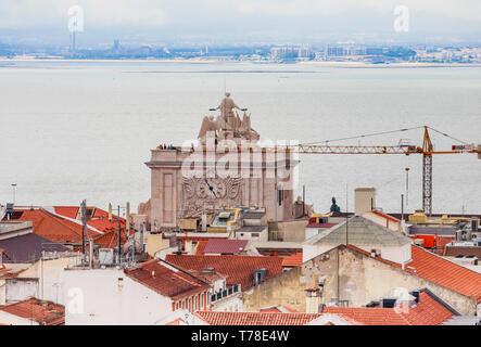 Visualizzare la Pombaline Downtown di Lisbona dal livello superiore terrazza di Santa è sufficiente sollevare, Lisbona, Portogallo Foto Stock