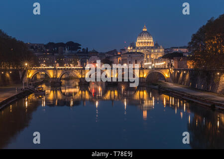 Tevere e la Basilica di San Pietro con Aurelio Bridge o Ponte Sisto ponte all'ora blu con illuminazione e riflessi. Il ponte di pietra di notte su riv Foto Stock