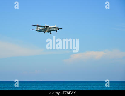 Phuket, Tailandia - il Apr 4, 2019. Royal Thai Navy Dornier Do-228 (reg. 1112) in atterraggio sopra la spiaggia di sabbia vicino all'Aeroporto di Phuket (HKT). Foto Stock