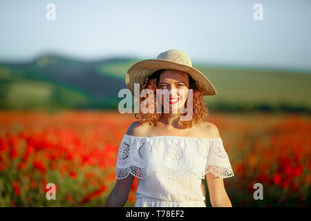 Madre e figlia in campo di papavero Royalty free stock foto. Foto Stock