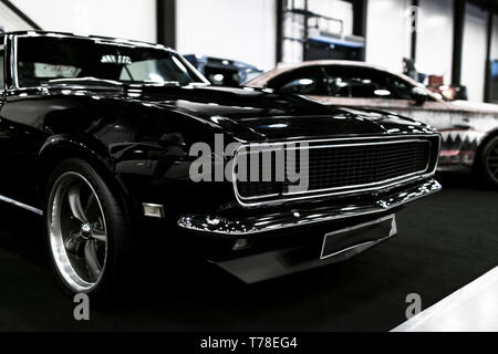 Sankt-Petersburg, Russia Luglio 21 2017: vista anteriore di un Nero Dodge Charger RT muscle car. Auto dettagli degli esterni. Foto scattata a Royal Auto Show Luglio Foto Stock