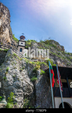 Incredibile monastero di Basarabov Rock, Bulgaria. Basarbovo, il monastero di San Dimitar Basarbowski è un monastero ortodosso bulgaro Foto Stock