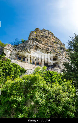 Incredibile monastero di Basarabov Rock, Bulgaria. Basarbovo, il monastero di San Dimitar Basarbowski è un monastero ortodosso bulgaro Foto Stock