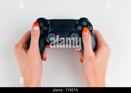 Sankt-Petersburg, Russia, 24 Settembre 2017: Sony PlayStation 4 dualshock controller di gioco in mano dei giocatori su sfondo bianco studio shot. Foto Stock