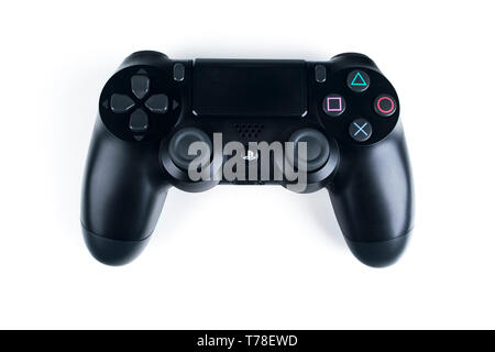 Sankt-Petersburg, Russia, 24 Settembre 2017: Sony PlayStation 4 Slim 1Tb revisione e dualshock controller di gioco. Una console di gioco con un joystick. Home v Foto Stock