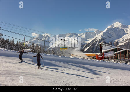 Bormio 2000: le piste e gli impianti di risalita. [Ita] Bormio 2000: piste da sci e impianti di risalita. Foto Stock