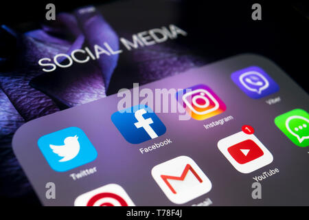 Sankt-Petersburg, Russia, Ottobre 25 2017: iPad Apple Pro con le icone dei social media facebook instagram, twitter applicazione sullo schermo. Tablet compu Foto Stock