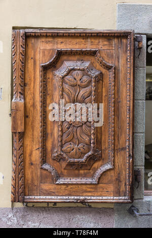 Bormio: porta in legno di antica casa con stipite in pietra. [Ita] Bormio: Vecchia casa porta di legno con la pietra di stipite. Foto Stock