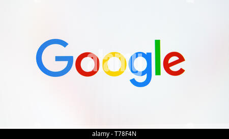 Sankt-Petersburg, Russia, Ottobre 25 2017: Google pagina web sul display del computer iMac. Google è una multinazionale americana specializzata in intern Foto Stock