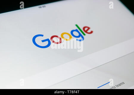 Sankt-Petersburg, Russia, Ottobre 25 2017: Google inizio pagina web sul display del tuo iPad Pro. Google è una multinazionale americana specializzata Foto Stock