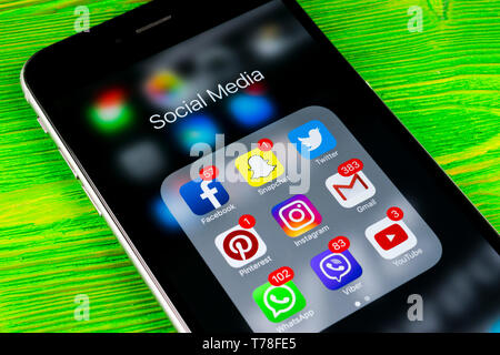 Sankt-Petersburg Russia Novembre 11, 2017: Apple iPhone 7 plus sul verde tavolo in legno con le icone dei social media facebook instagram, twitter snapchat Foto Stock