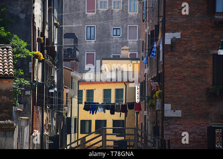 Venezia, Italia - 17 Aprile 2019: l'asciugatura per le strade di Venezia Foto Stock