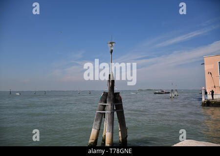 Venezia, Italia - 17 Aprile 2019: la piccola torre faro in mare Foto Stock