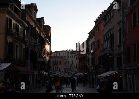 Venezia, Italia - 17 Aprile 2019: il sole tramonta in Venezia Foto Stock