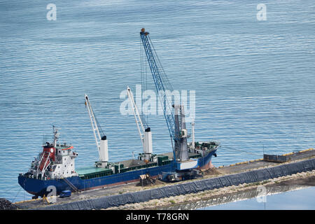 Nave mercantile ormeggiata al porto - vista aerea Foto Stock