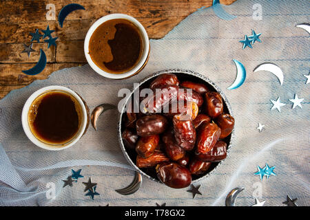 Datteri freschi con caffè su un tavolo vista superiore Foto Stock