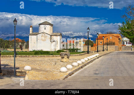 Piccola cattedrale della città di Nin, montagna di Velebit sfondo, Dalmazia, Croazia Foto Stock