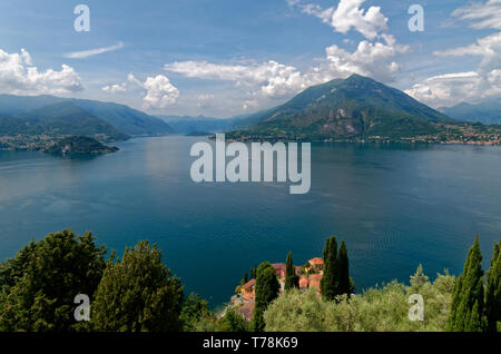 Panorama guardando verso il basso sulla Varenna e sul lago di Como dalla cima della torre del castello di Vezio (Castello di Vezio), Varenna, Italia Foto Stock