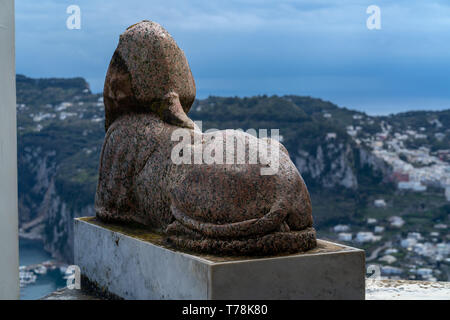 Villa San Michele ad Anacapri, costruita da Axel Munthe, Capri: il famoso e antico sphynx guardando verso il mare, Napoli, Capri e Villa Jovis Foto Stock