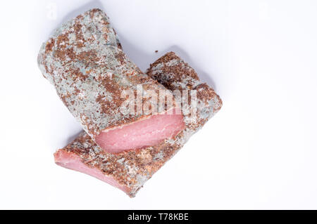 Due pezzi di carne viziati. Vista dall'alto sulla carne di marcio. Isolare. Foto Stock