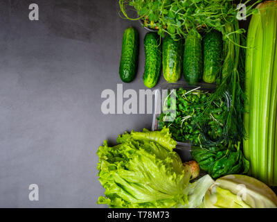 Piatto serie laici di assortiti nei toni del verde, verdure fresche biologiche producono raw Foto Stock