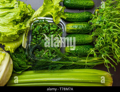 Piatto serie laici di assortiti nei toni del verde, verdure fresche biologiche producono raw Foto Stock