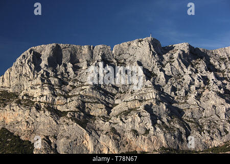 La montagna Sainte Victoire, a nord di Aix-en-Provence. È stato un argomento preferito di ispirazione per il pittore impressionista Paul Cezanne Foto Stock