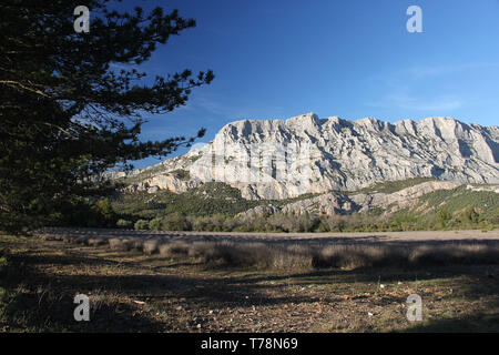 La montagna Sainte Victoire, a nord di Aix-en-Provence. È stato un argomento preferito di ispirazione per il pittore impressionista Paul Cezanne Foto Stock
