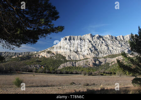 La montagna Sainte Victoire, a nord di Aix-en-Provence. È stato un argomento preferito di ispirazione per il pittore impressionista Paul Cezanne Foto Stock