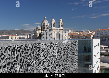 Una vista di Marsiglia la cattedrale di Sainte-Marie-maggiore con il nuovo edificio MuCEM in primo piano Foto Stock