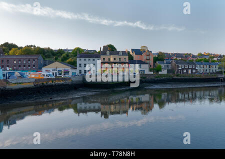 Gli edifici colorati e riflessi nel fiume Bandon, Kinsale, County Cork, Irlanda nel sole del tardo pomeriggio Foto Stock