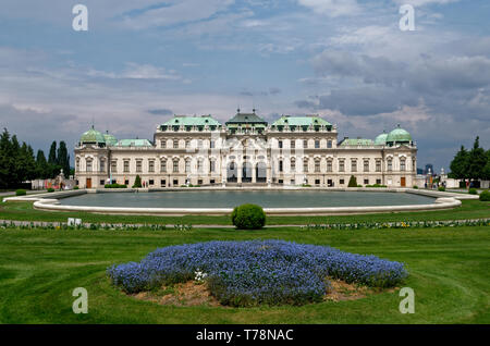 Aiuola indicando la via al Belvedere Superiore Palace in condizioni di luce solare intensa - Vienna, Austria Foto Stock