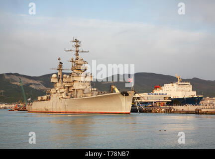 Cruiser Mikhail Kutuzòv a Lazar Serebryakov terrapieno in Novorossiysk. Regione Krasnodar. La Russia Foto Stock